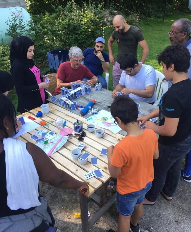 Ontmoetingsmoment met vrijwilligers rond tafel