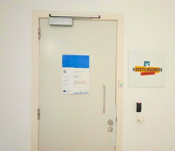 Foto van de inkomdeur met de affiche van Buddyproject Limburg