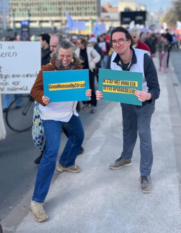 Groot scherm tijdens de betoging met de boodschap dat het anders moet