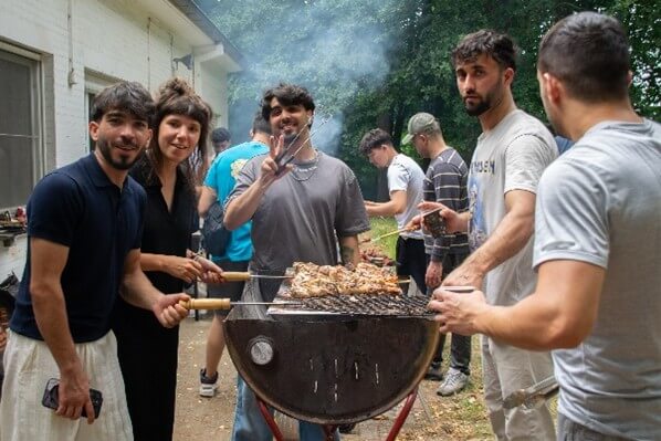 Buffetmoment met handen die eten opscheppen