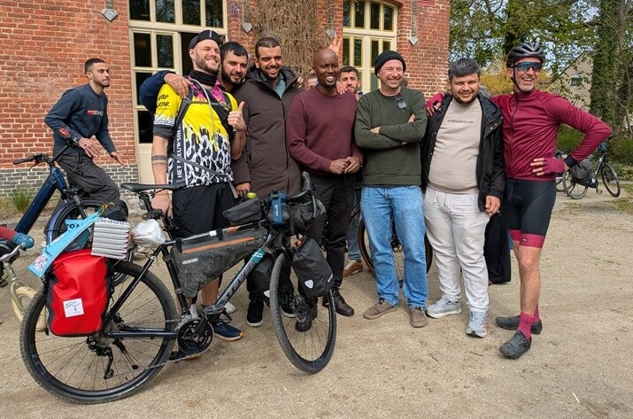 Yannis onderweg met de fiets voor Vluchtelingenwerk Vlaanderen