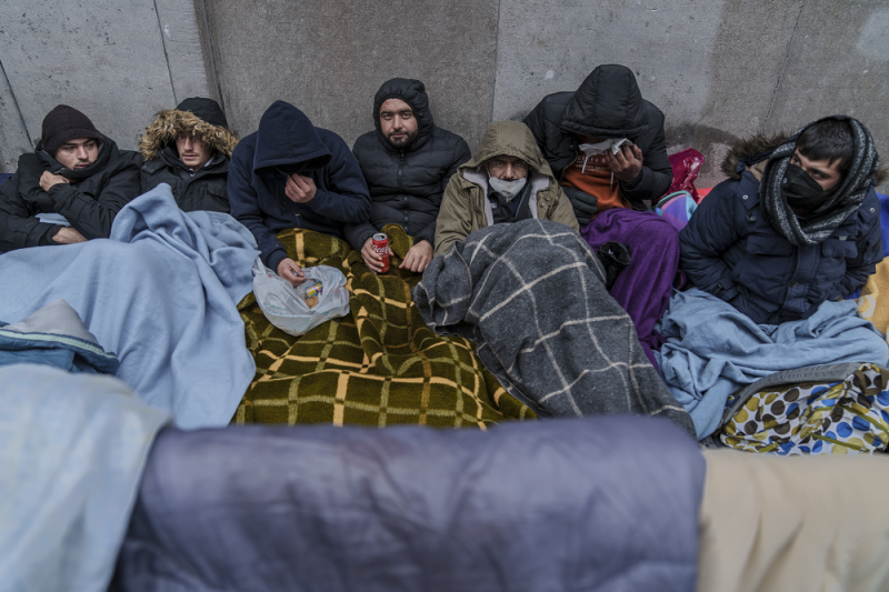 Vluchtelingen wachten voor poorten Klein Kasteeltje