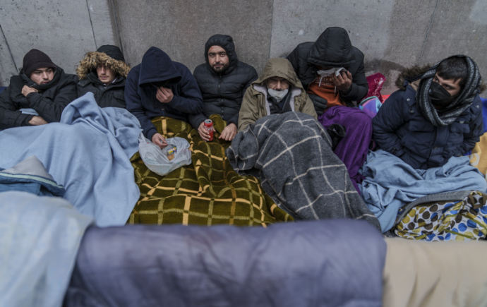 Vluchtelingen wachten voor poorten Klein Kasteeltje